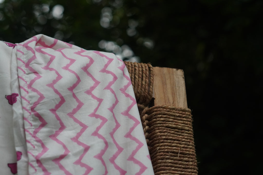 Jungle Lambe Kadam- Pink Dohar