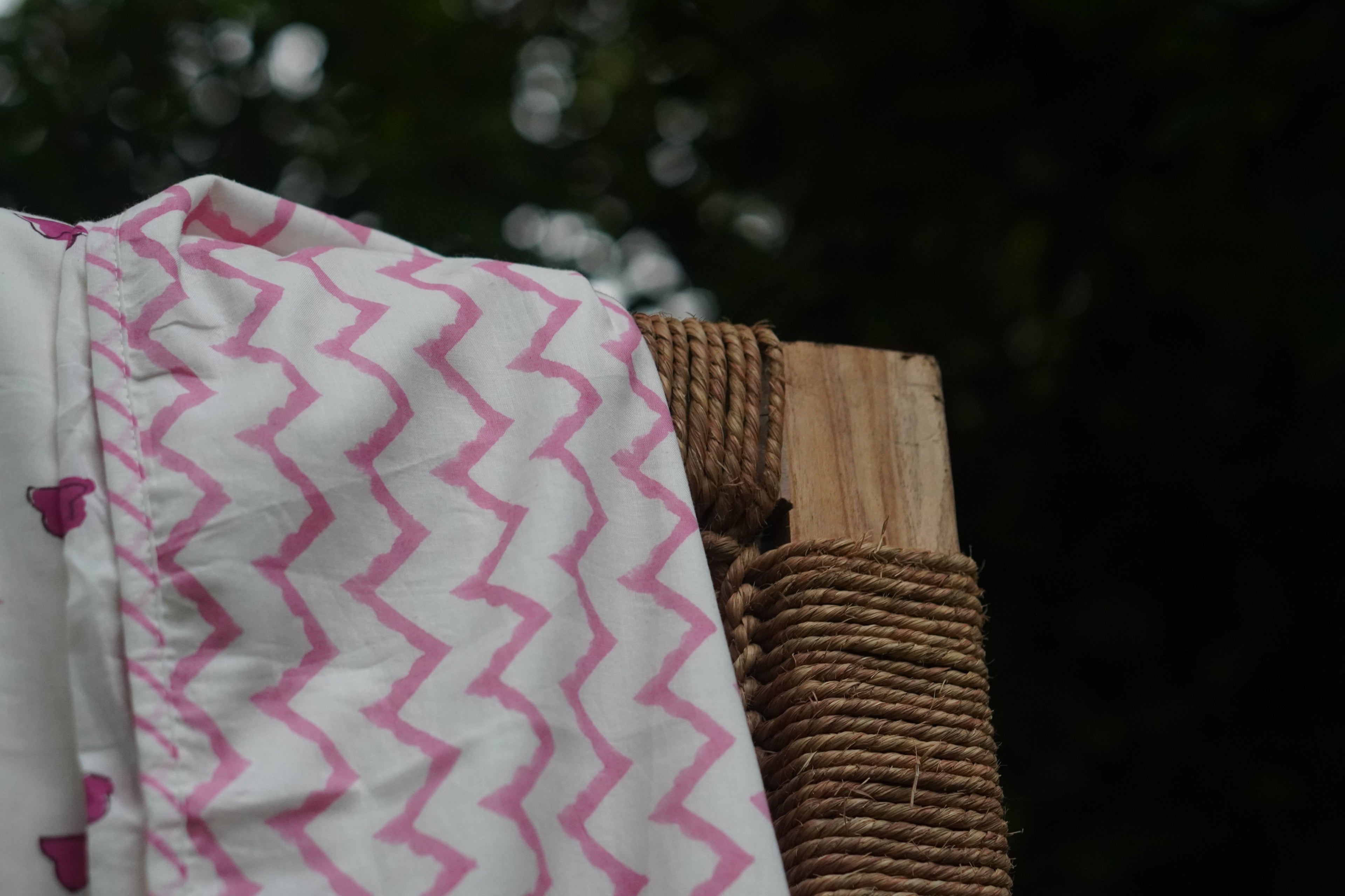 Jungle Lambe Kadam- Pink Dohar